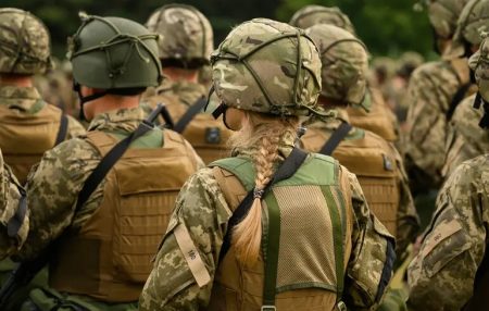 Воєнний стан: хто з жінок не може виїхати за кордон в цей час