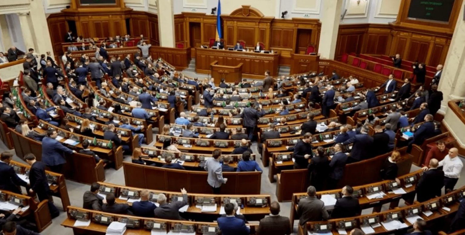 До 27 тисяч кожному: нардепи збільшать собі щомісячні доплати