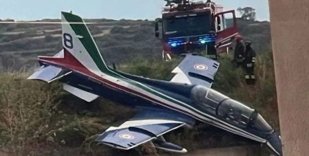 Показовий політ: в Італії три реактивні літаки Aermacchi зіштовхнулися в повітрі