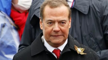 Медведєв бурхливо відреагував на угоду США та України про корисні копалини