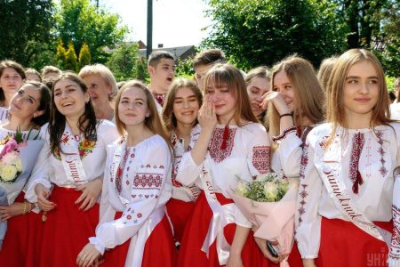 Останній дзвоник 2025 в Україні: коли випускні та що потрібно знати