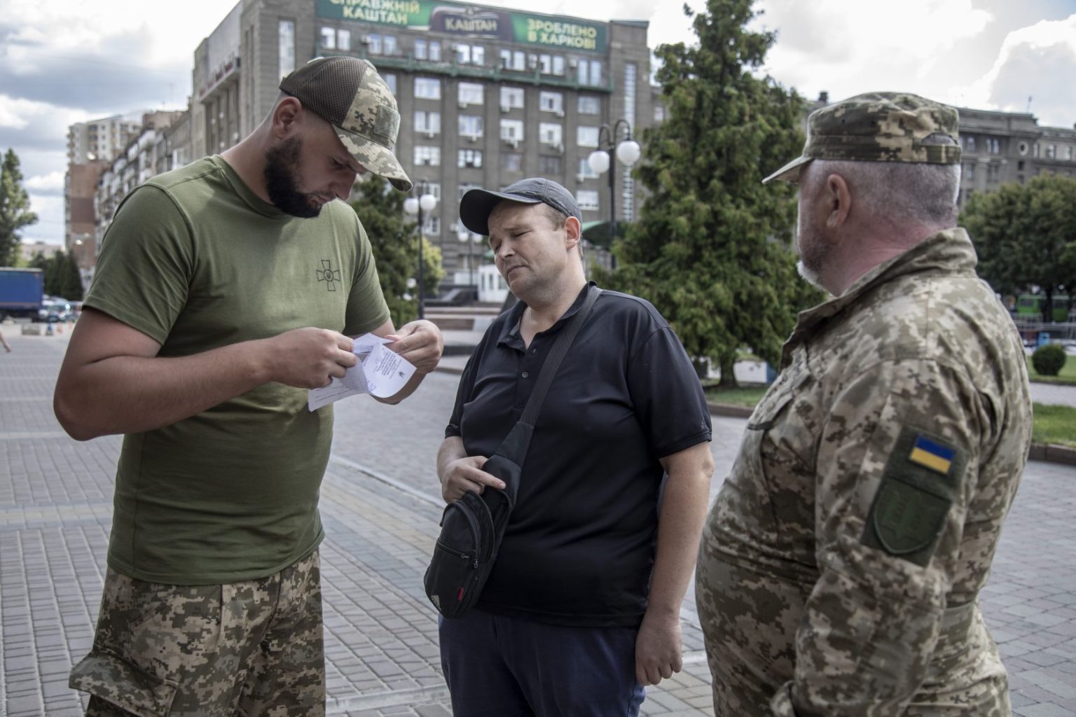 Не поспішайте підписувати: українцям підсовують “липові” повістки – як перевірити