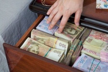 Буде штраф та податок: на що заборонили витрачати гроші з банківських рахунків