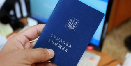 В Україні почнуть зараховувати до стажу час роботи за кордоном: деталі