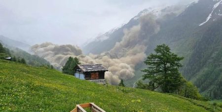 Величезний льодовик знищив ціле село у Швейцарії в прямому ефірі (відео)
