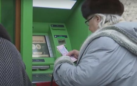 Банкомати Привату зʼїдають гроші: під загрозою кожен власник картки