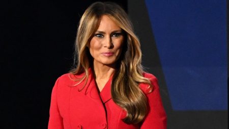 “Меланія знову вагітна?”: Трампа висміяли на тлі його чергової “важливої” заяви
