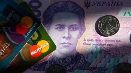 Перекази на картку: кому з українців доведеться сплатити податок 23%