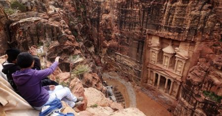 Евакуювали сотні туристів: у Йорданії затопило знамениту Петру