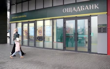 Арешт на пенсії в Ощадбанку: яку суму дозволять зняти та кому