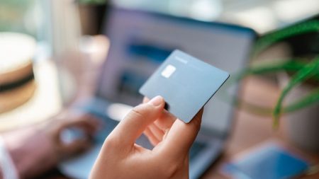 Українці отримують штрафи від 17 000 грн за переказ грошей з карти на карту