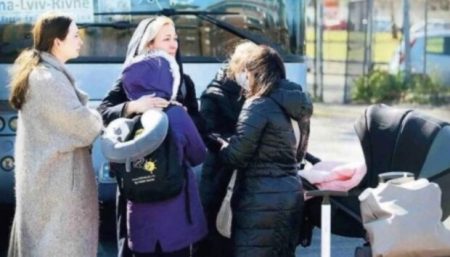 Сотні тисяч українців за кордоном відправлять додому: біженцям можна пакувати валізи
