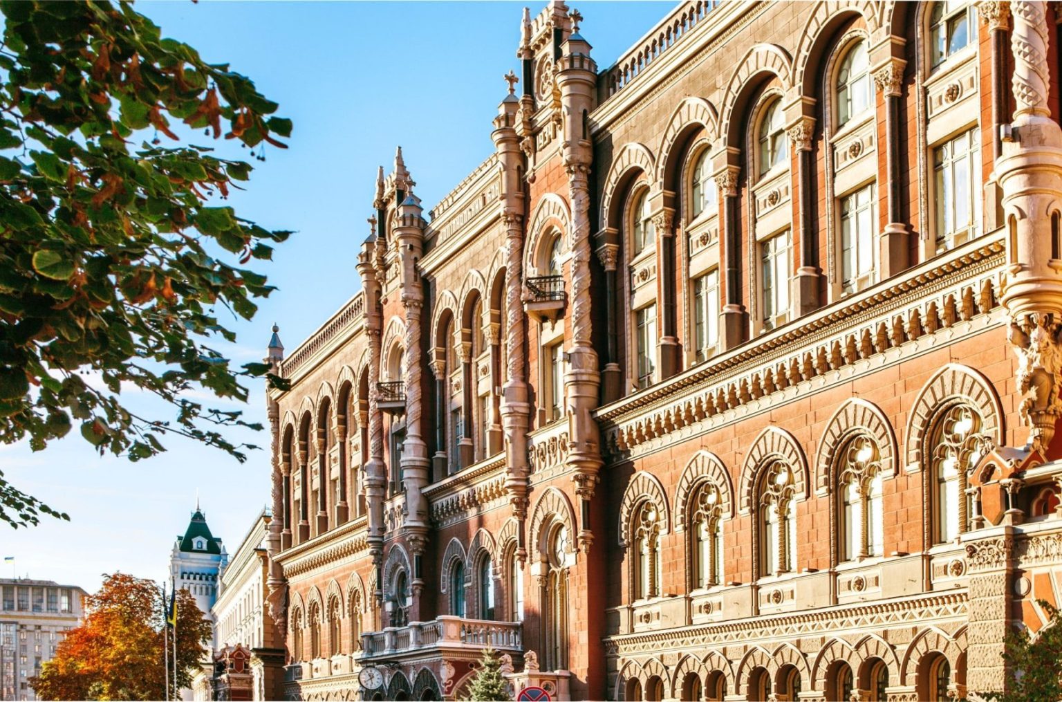 Нацбанк продає золоті 100 грн з особливим дизайном: який вигляд мають