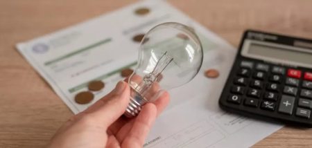 Тарифи на газ та електроенергію з 1 червня: скільки коштуватиме куб та кВт*год