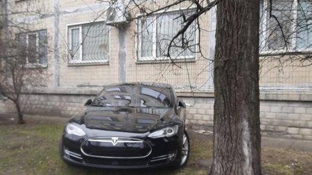 Водіям розповіли, чи законно заряджати авто з вікна квартири