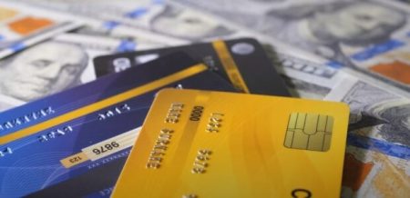 Українцям за кордоном заарештують рахунки та банківські картки: кого “обнулять”