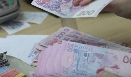 Мінімальна зарплата в Україні зросте, але до цього треба дожити: коли збільшать головні виплати