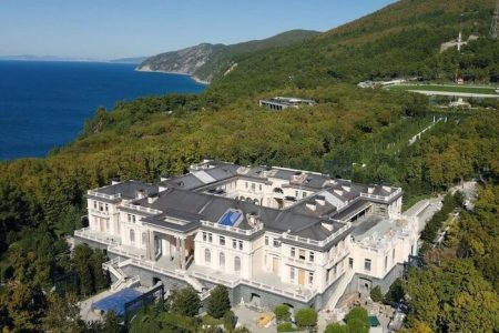 «Палац Путіна» ледь не згорів: пожежу гасили чотири дні