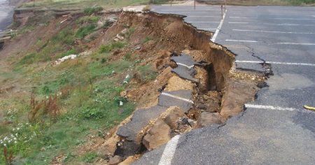 Гігантські розломи в землі загрожують містам: мільйони людей у небезпеці