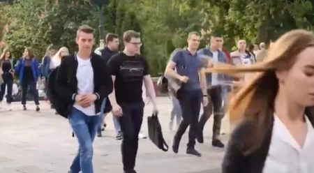Ексміністр пояснив, чому не можна випускати молодь за кордон