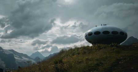 Користувачі Google Maps помітили “НЛО” під скелею в Антарктиді