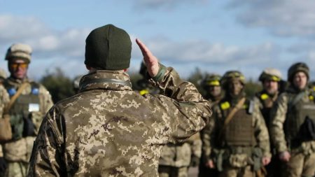 Хто має право служити лише за місцем проживання: повний перелік