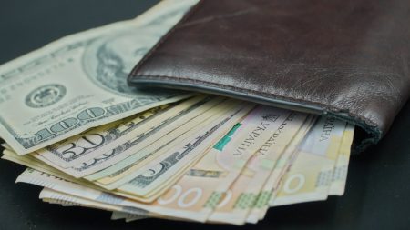 Зарплати в Україні: як і кому з працівників судів підвищили оклади