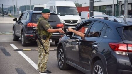 Як чоловікам виїхати з України в жовтні: важливі правила перетину кордону