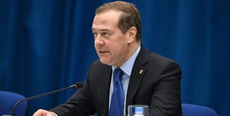 “Впізнають по зубах”: Медведєв погрожує розправою Мерцу і Макрону