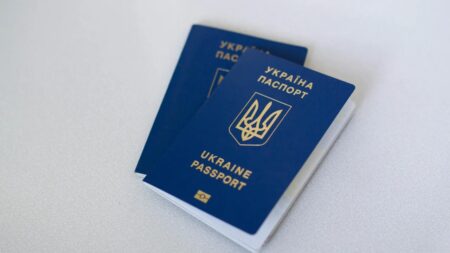 Чоловіки за кордоном не зможуть оформити паспорт без цього документа: що потрібно знати