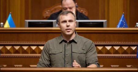 У Раді закликали хлопців 18-22 років готувати до війни і не випускати за кордон