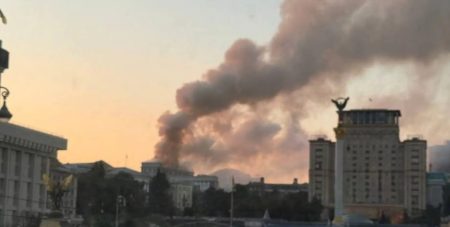 Масована атака на Київ: палає будівля Кабміну і житлові будинки, є загиблі