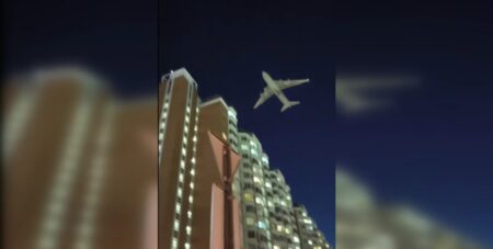 Ледь не зачепив висотки: у Москві під час атаки дронів низько пролетів вантажний борт