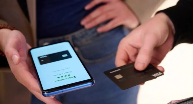 Банки обмежили українцям суми переказів між картками: як подолати встановлений ліміт