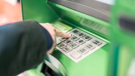 Гроші на картах ПриватБанку: що буде після припинення обслуговування