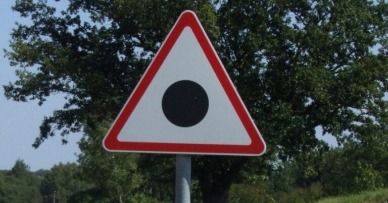 Новий дорожній знак із чорною крапкою у білому трикутнику: що він означає