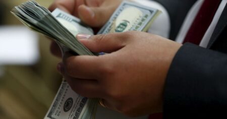 Як відрізнити фальшиву 100-доларову купюру: три головні ознаки