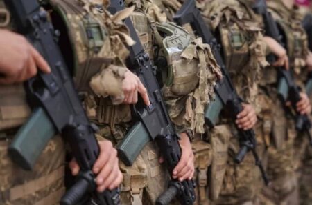 Підготовка до нацспротиву: Кабмін вирішив – українцям дадуть зброю