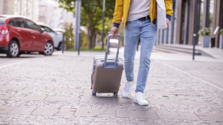 Бізнес у паніці: українці до 22 років масово тікають із країни, працювати нема кому