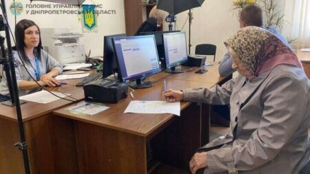 Закордонний паспорт у 101 рік: куди вирушає бабуся з Павлограду