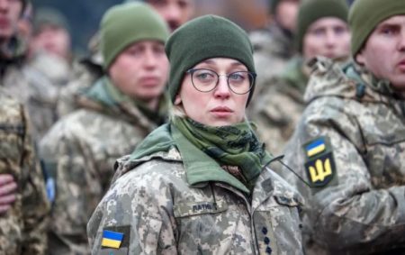 Жінок автоматично ставитимуть на військовий облік: чиї дані потраплять у ТЦК