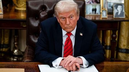 В США опублікували непристойну листівку від Трампа до мільярдера-педофіла