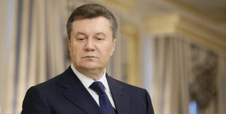 Янукович із яскраво-білими зубами та “ботоксним” обличчям підкорює меми