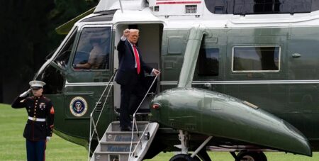 “В якості помсти”: чоловік навів лазерну указку на гелікоптер Трампа, його заарештували