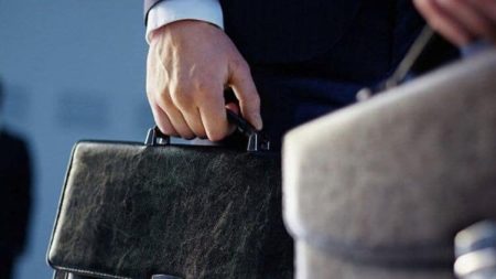 Чиновникам дадуть премії до 30% від річної зарплати: за що саме