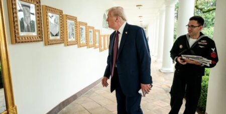 Трамп прибрав з “алеї слави” Білого дому портрет Байдена: що повісили натомість
