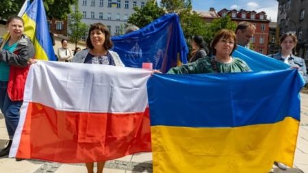 Скасування соцвиплат українським біженцям: у Польщі спалахнув скандал