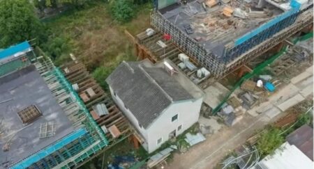 Жінка відмовляється залишати будинок посеред мосту і вимагає мільйони за житло