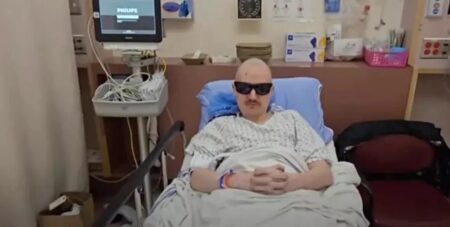“Не бачив 20 років”: сліпому чоловікові вставили в око власний зуб і це спрацювало
