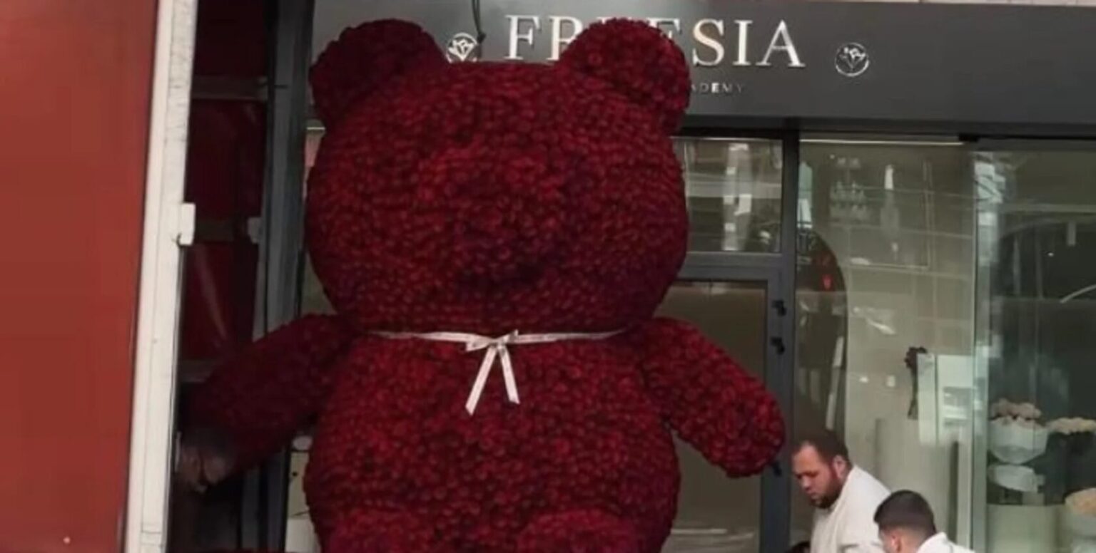 Ведмедик з понад 10 тисяч троянд: в мережі критикують букет за понад півмільйона гривень